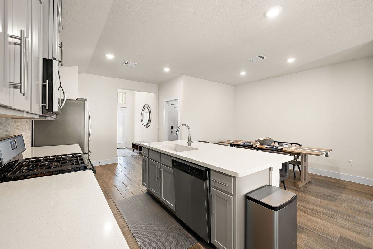 6209 Dumfries Ln - Photo 4 of 27