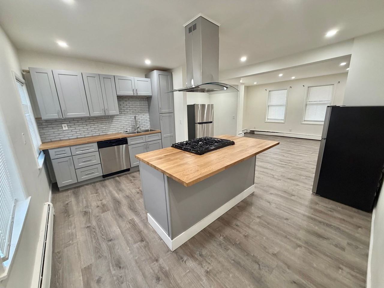 283 Grand St - Photo 4 of 14