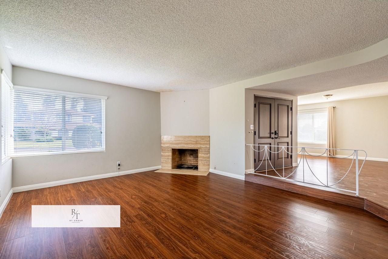 2221 Palm Cir - Photo 2 of 36