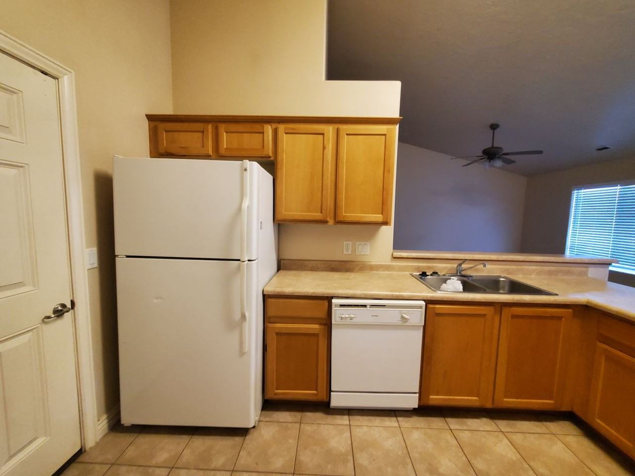 1483 Northern View Dr - Photo 5 of 10