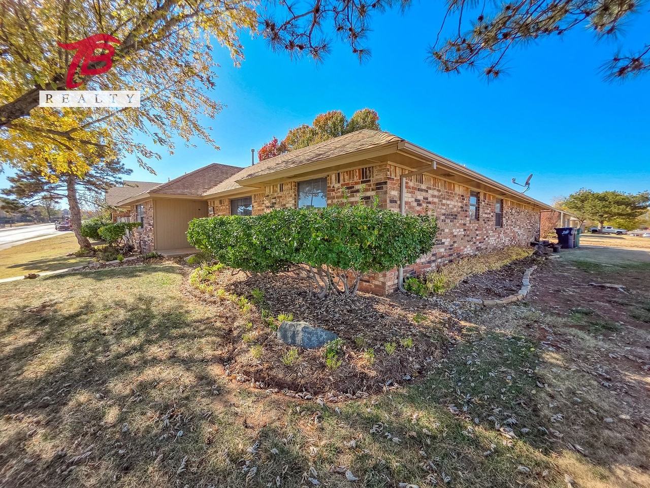 6811 Lyrewood Ln - Photo 7 of 50