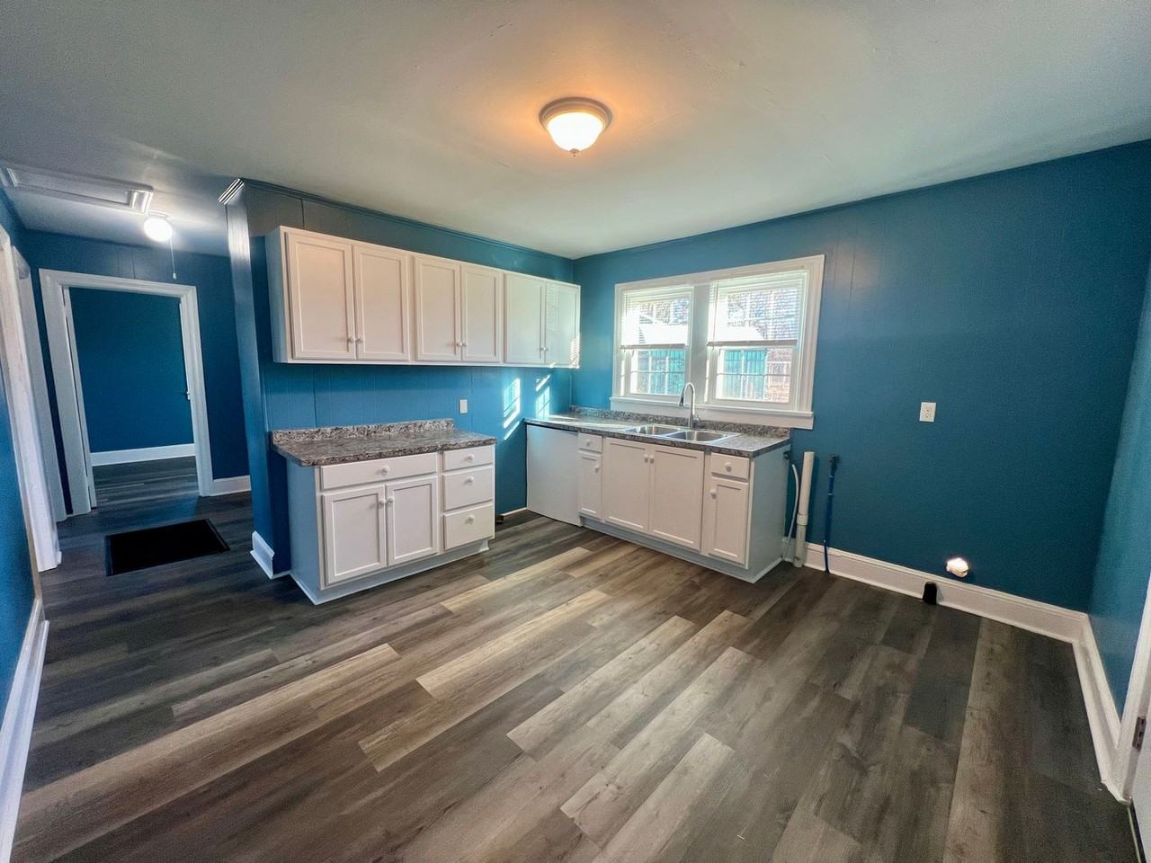 412 Shade St - Photo 3 of 10