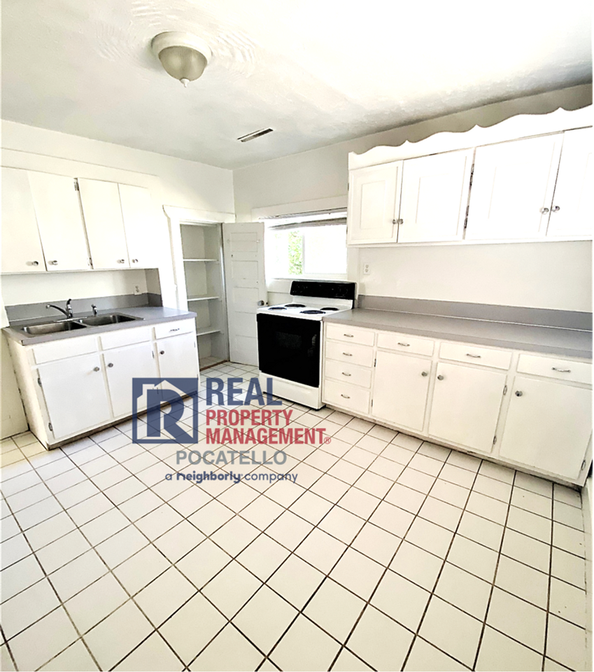 542 S Garfield Ave - Photo 2 of 16