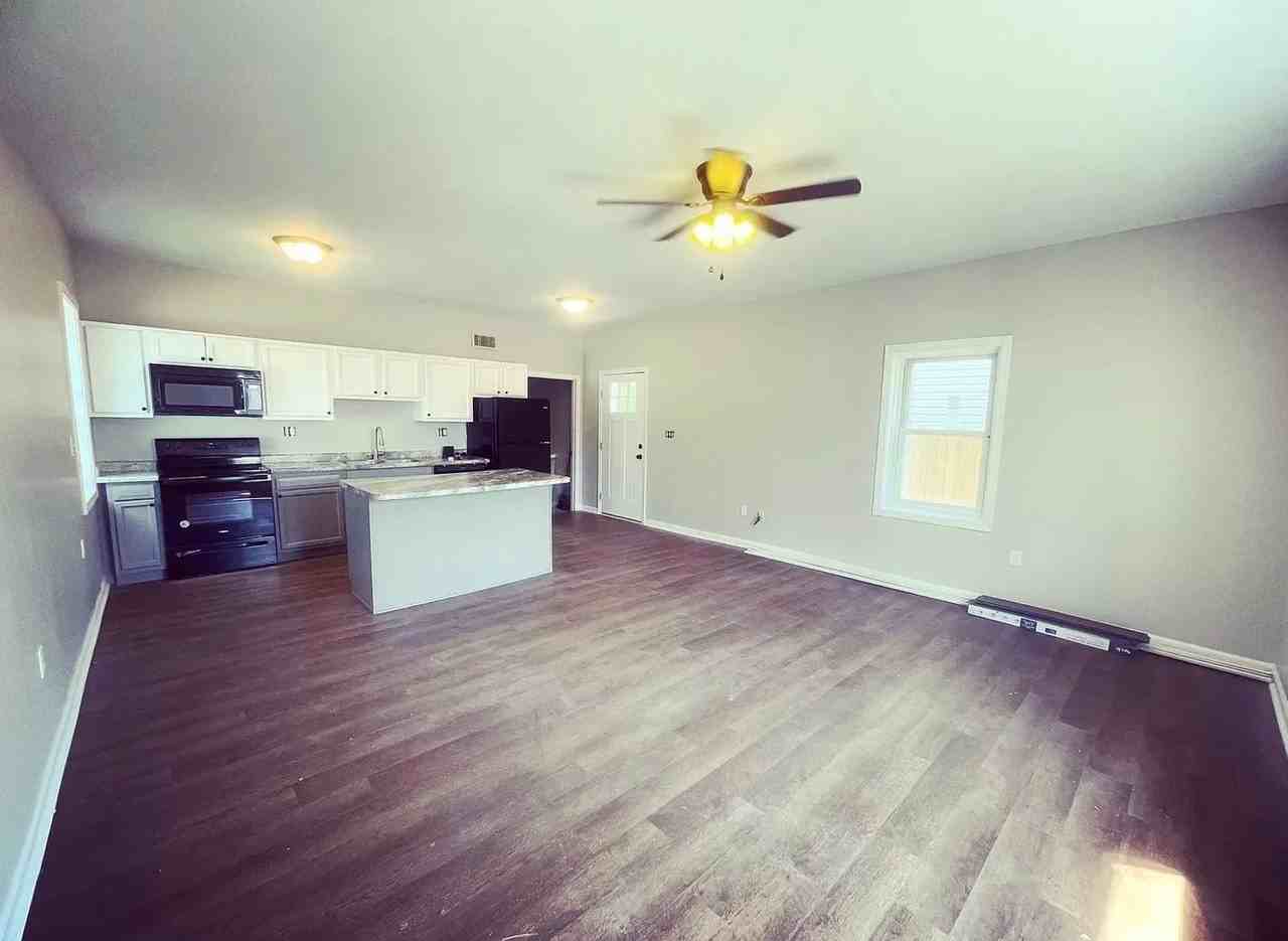 620 E 5th St - Photo 2 of 11