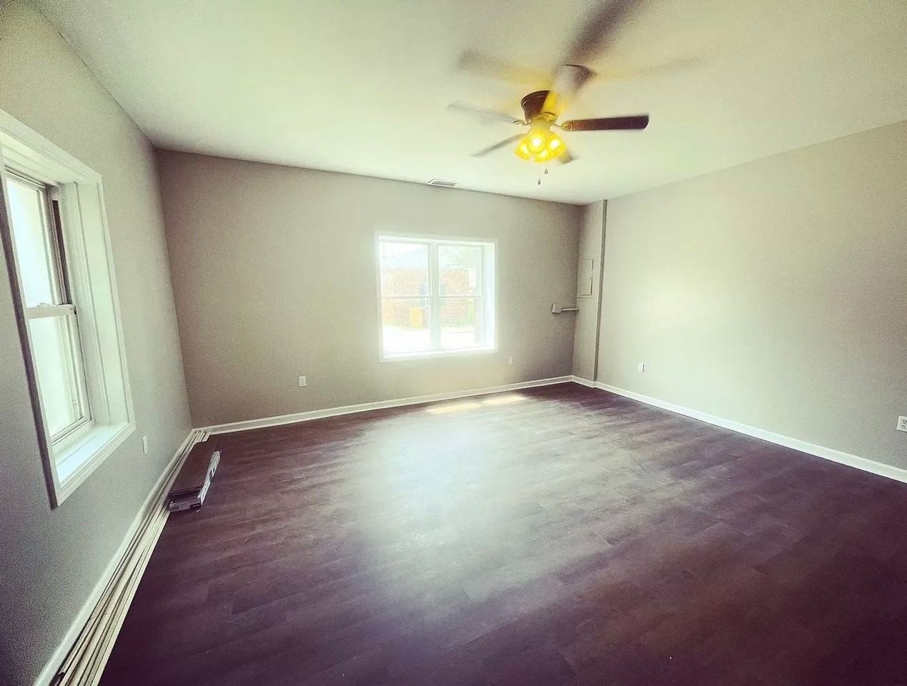 620 E 5th St - Photo 4 of 11