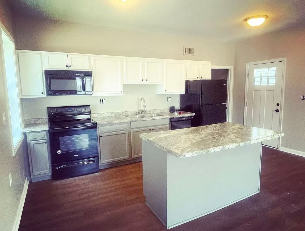 620 E 5th St - Photo 5 of 11