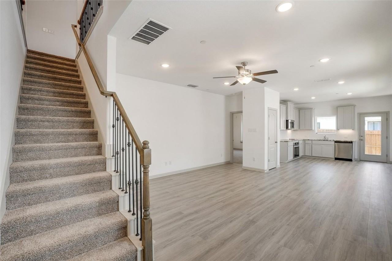 1217 Lamar Dr - Photo 2 of 31