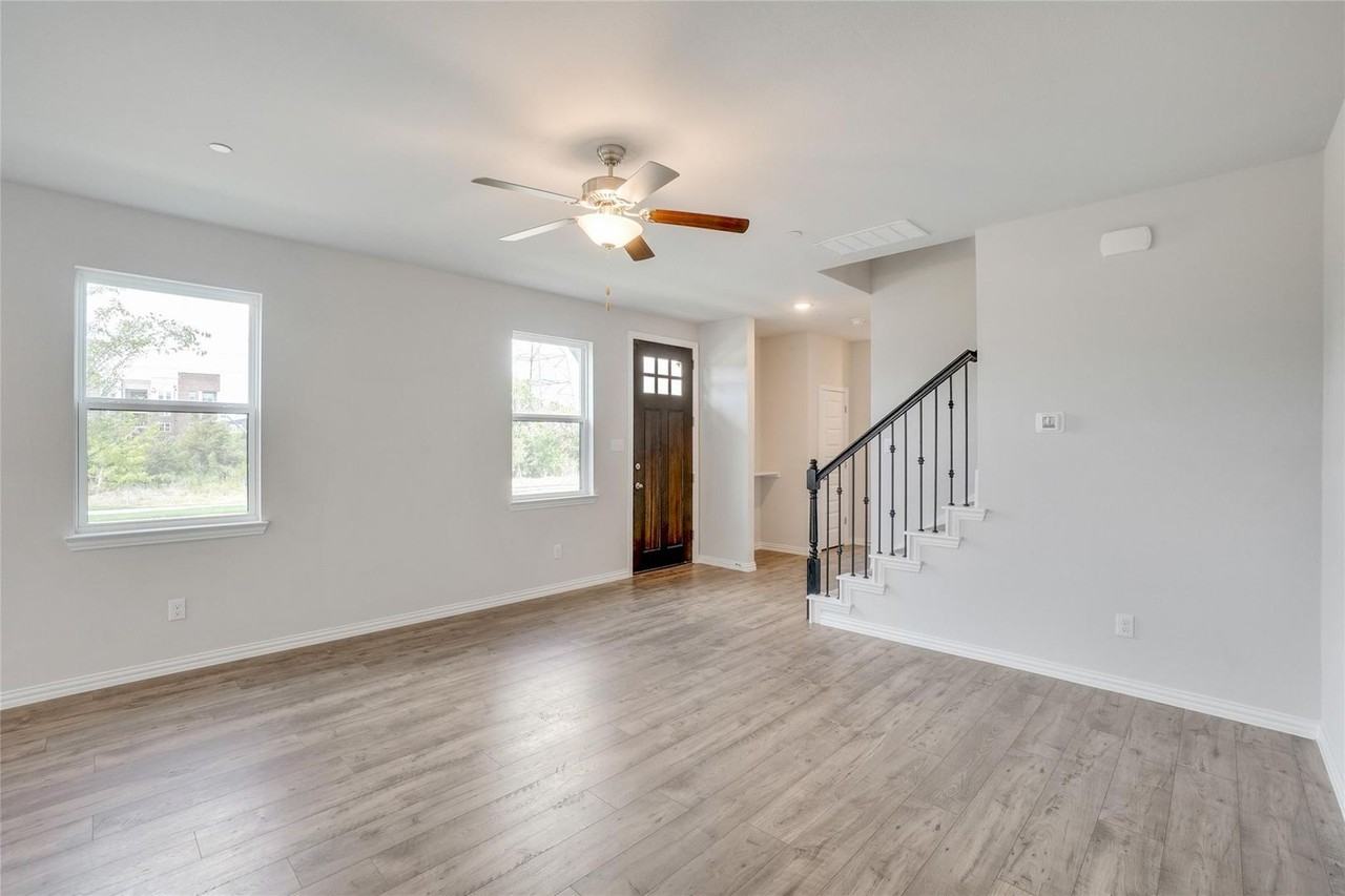 1217 Lamar Dr - Photo 3 of 31