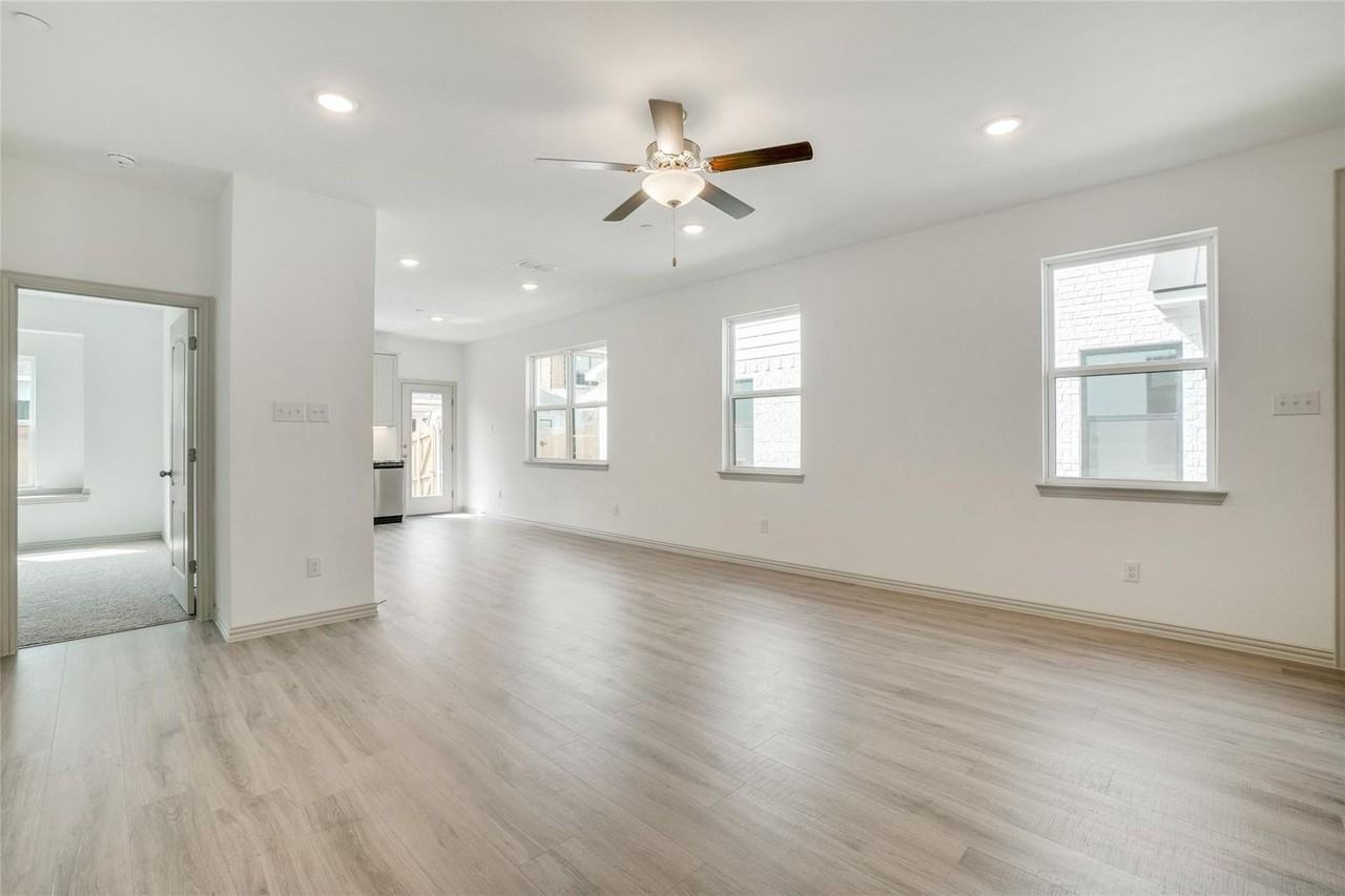 1217 Lamar Dr - Photo 4 of 31