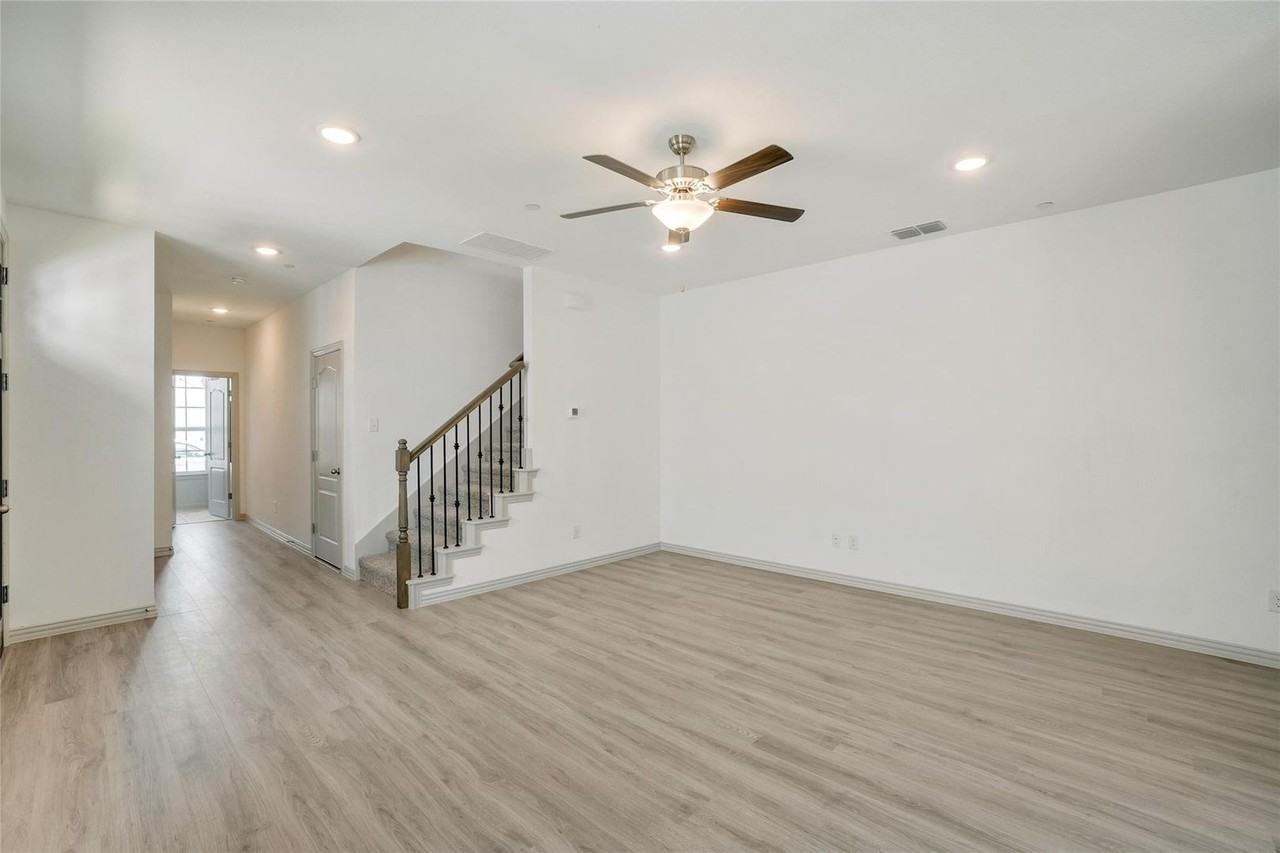 1217 Lamar Dr - Photo 5 of 31