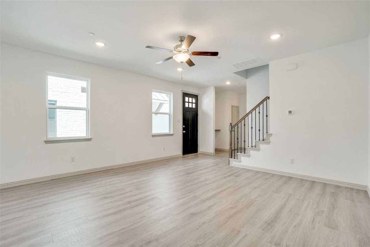 1217 Lamar Dr - Photo 6 of 31