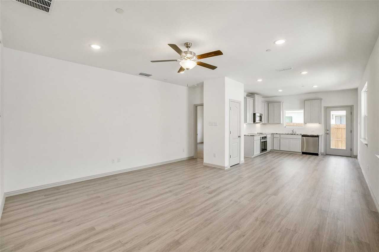 1217 Lamar Dr - Photo 7 of 31