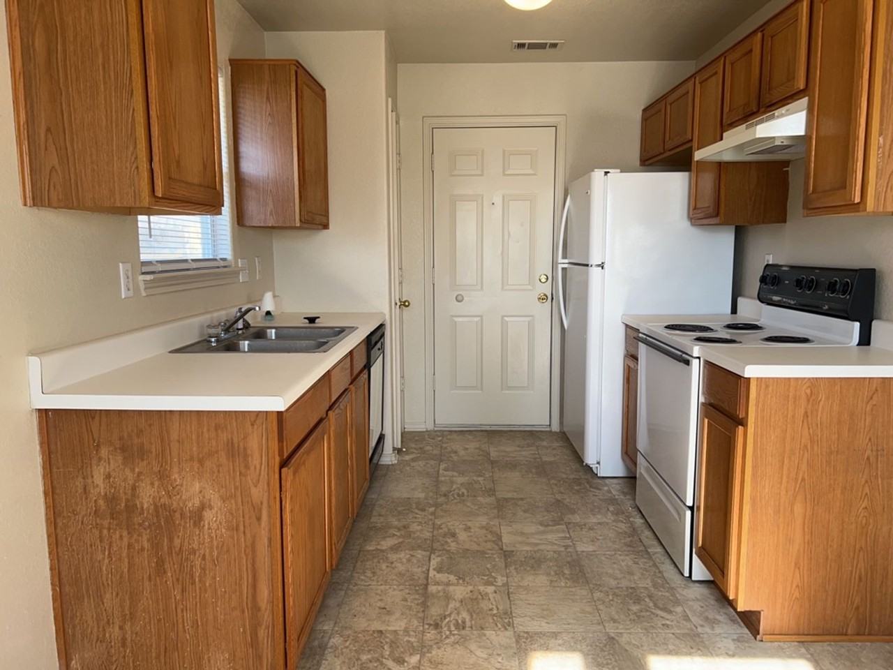 3606 Warfield Dr - Photo 4 of 14