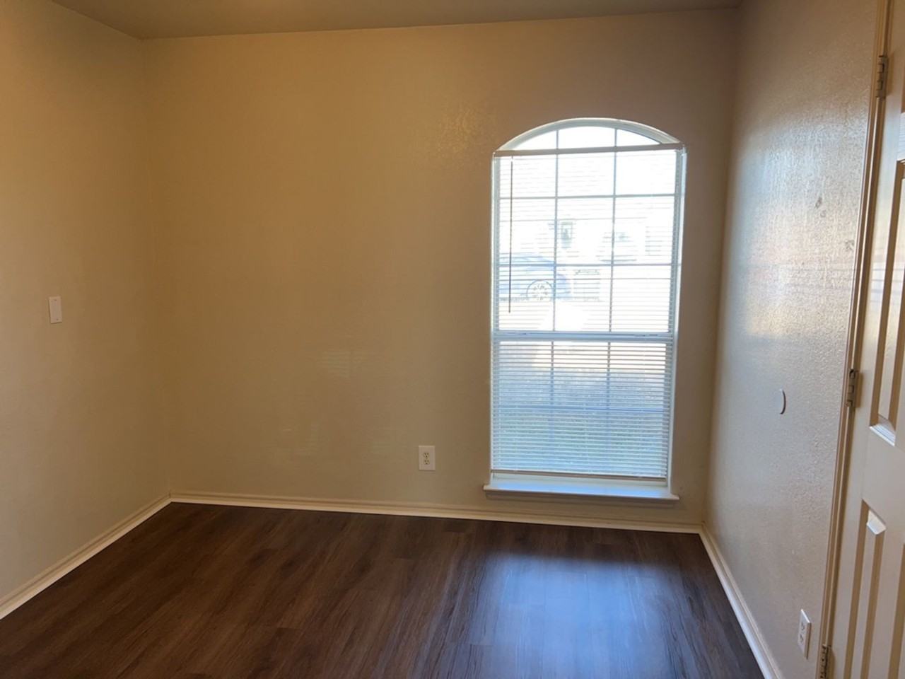 3606 Warfield Dr - Photo 7 of 14