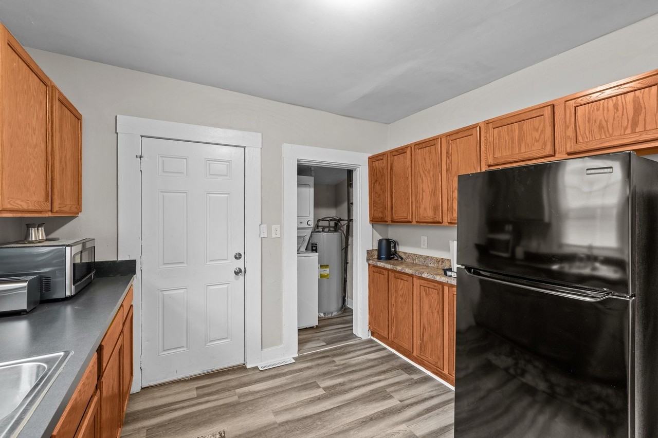 1045 W 37th St #A - Photo 7 of 23