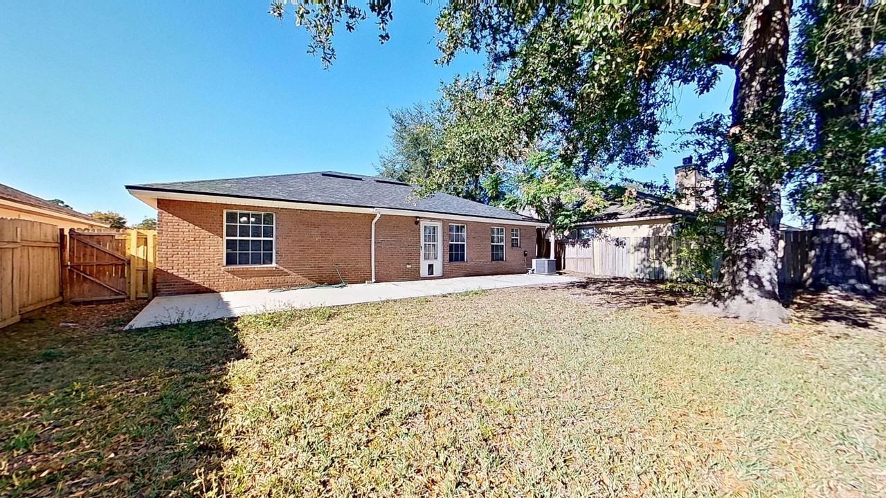 1639 Spring Branch Dr W - Photo 3 of 25
