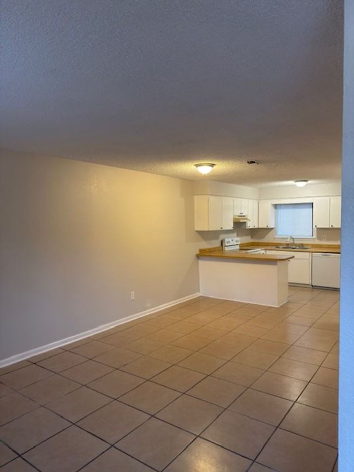 111 S East St - Photo 2 of 9