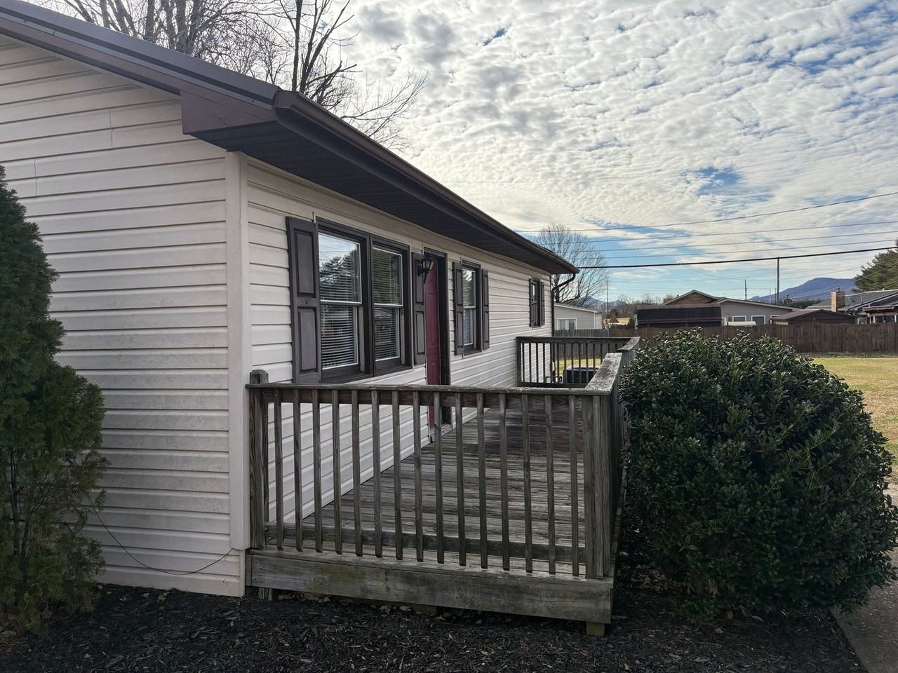 1657 Redwood Dr - Photo 3 of 15