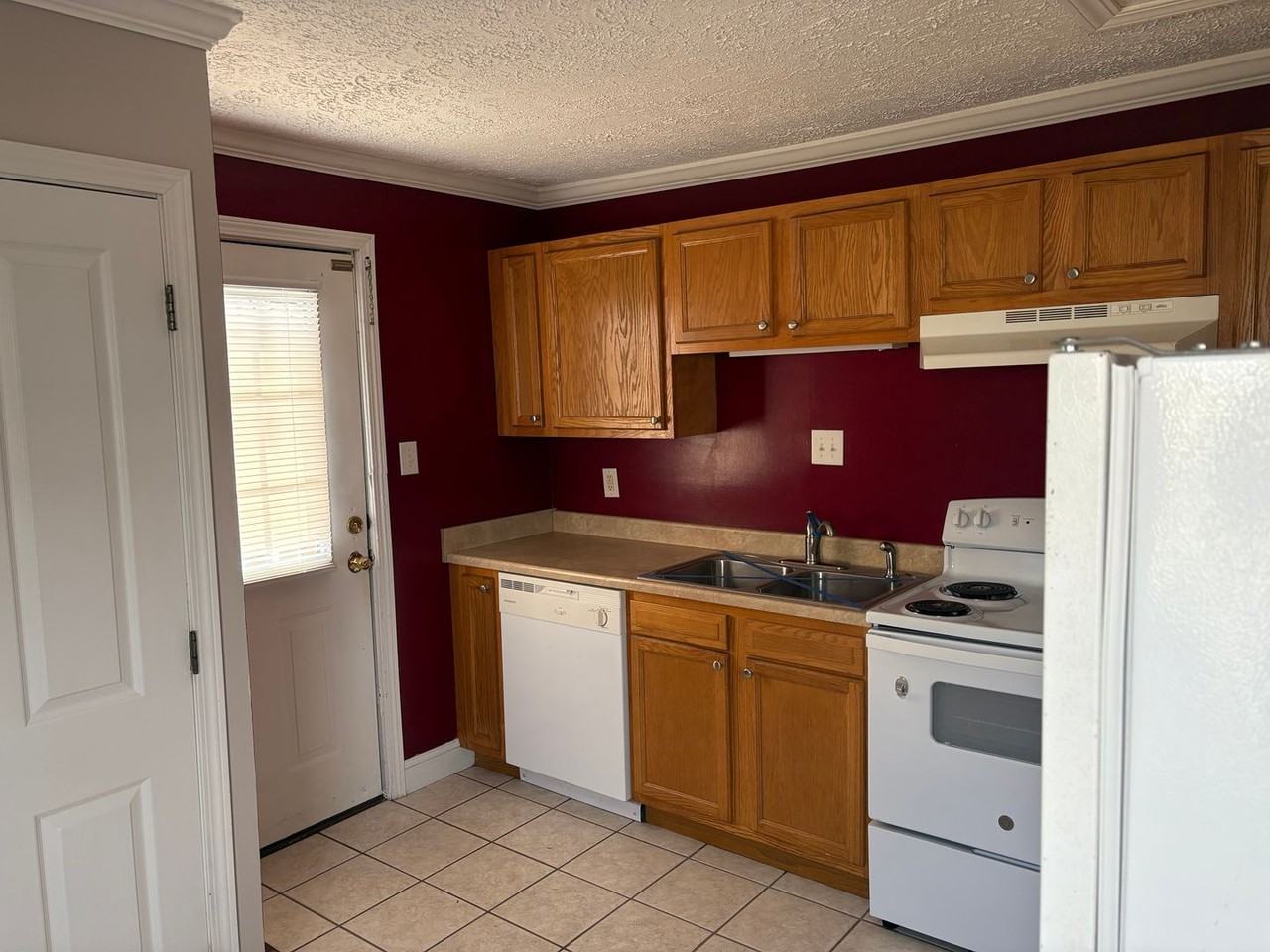 1657 Redwood Dr - Photo 4 of 15