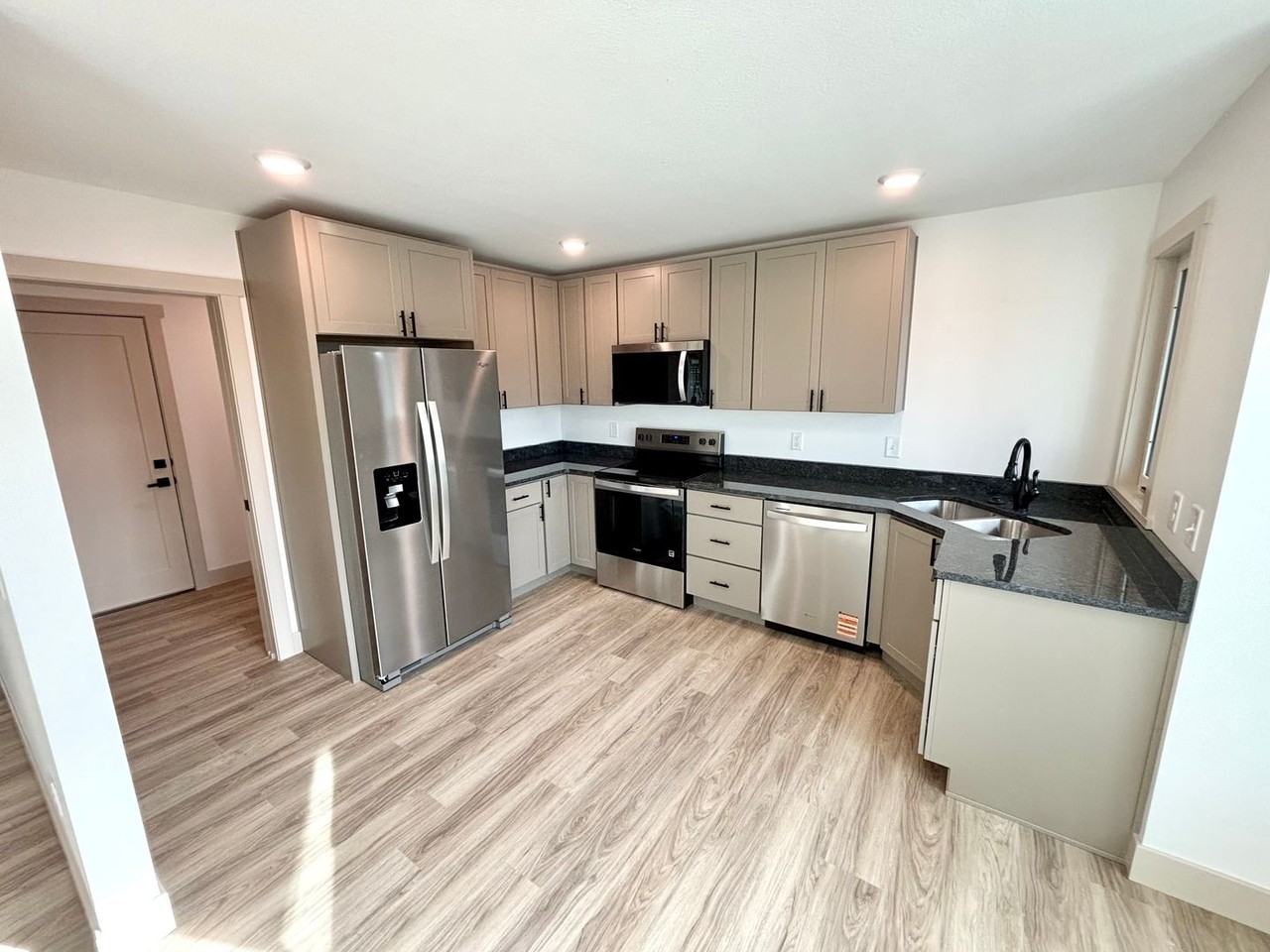 931 Connecticut Ave - Photo 4 of 27