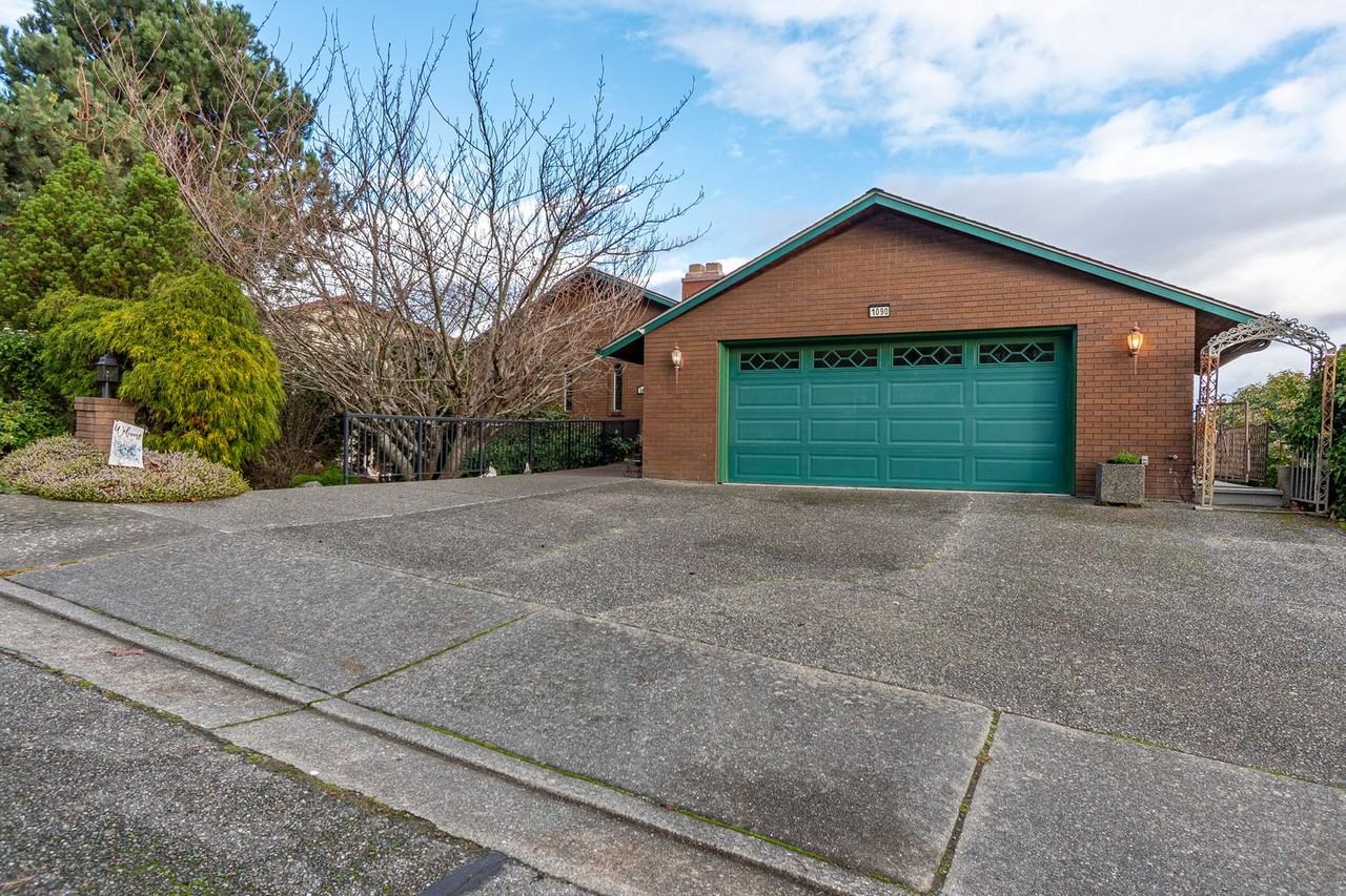 1090 Sw Fleet St - Photo 3 of 44