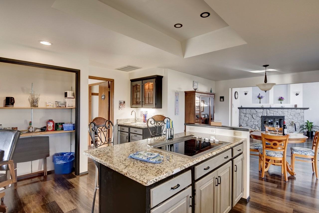 1090 Sw Fleet St - Photo 6 of 44