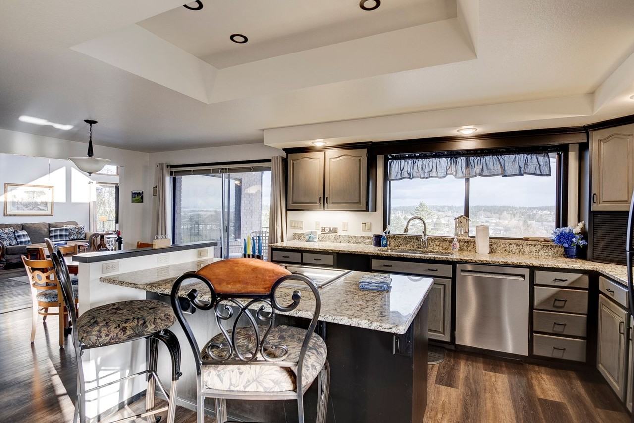 1090 Sw Fleet St - Photo 7 of 44