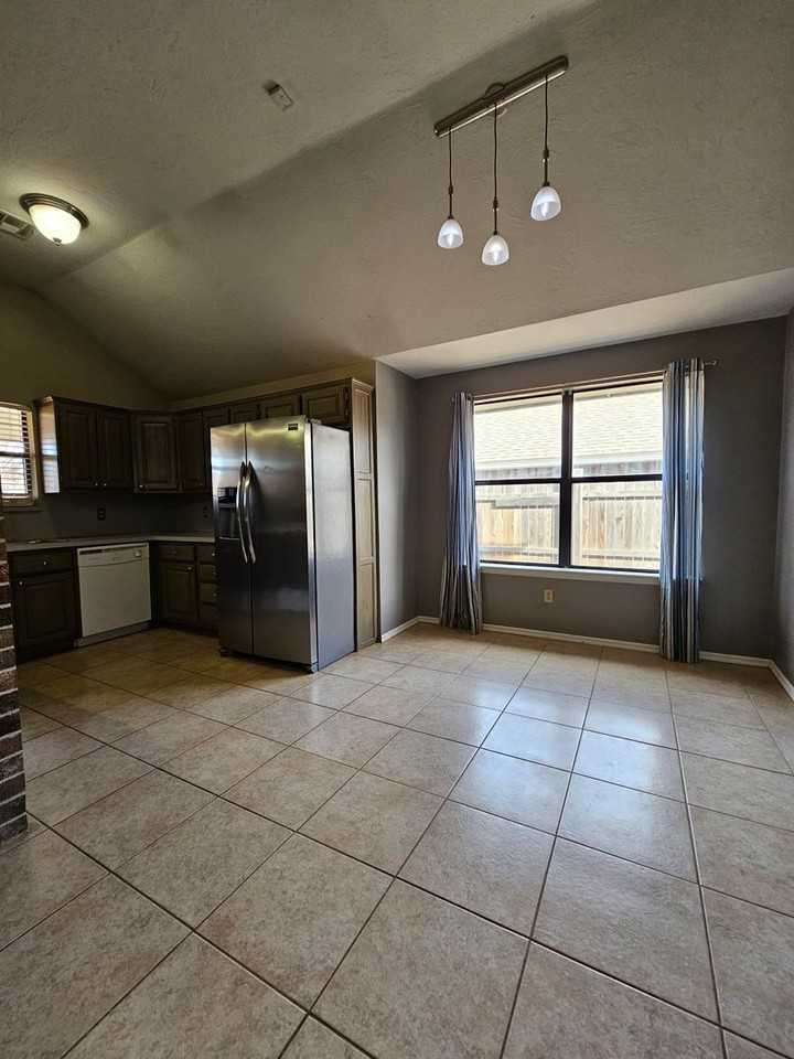 1109 Ne 8th St - Photo 5 of 24