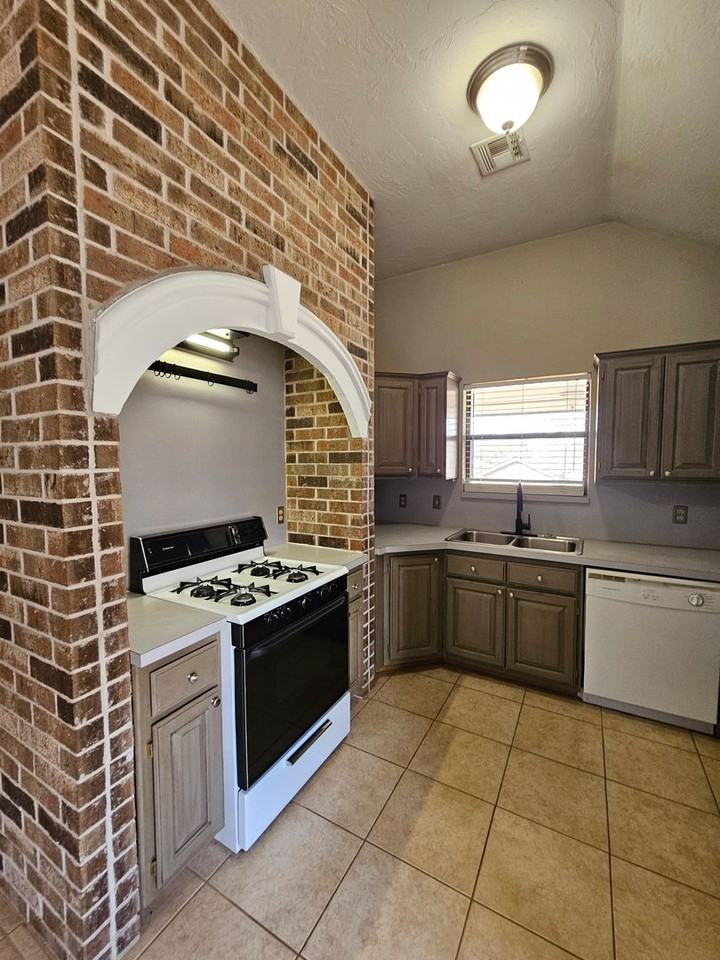 1109 Ne 8th St - Photo 6 of 24