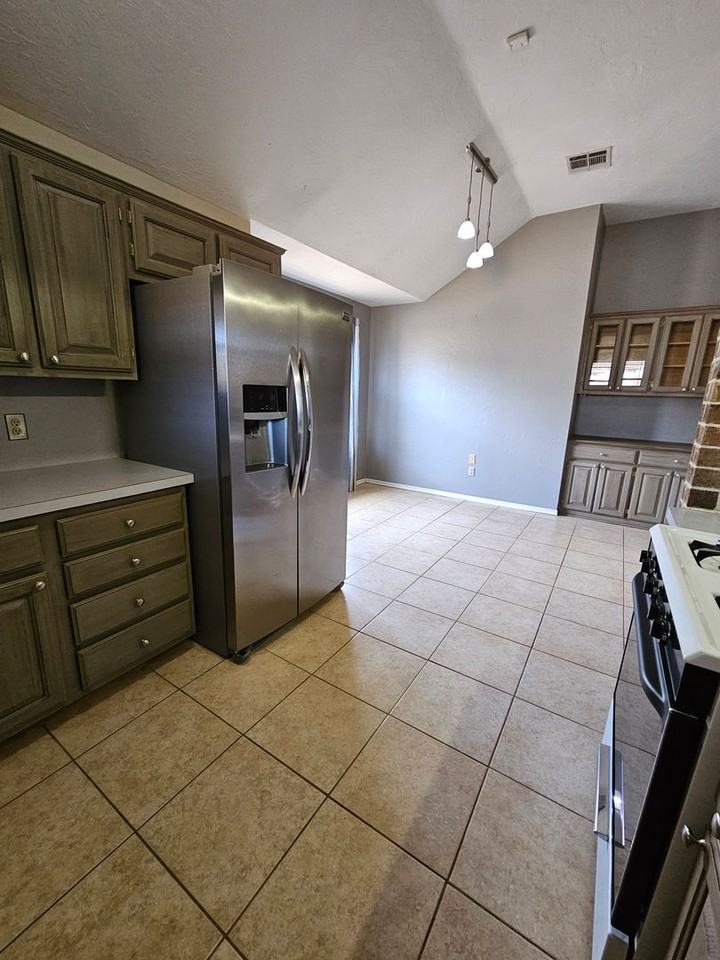 1109 Ne 8th St - Photo 7 of 24