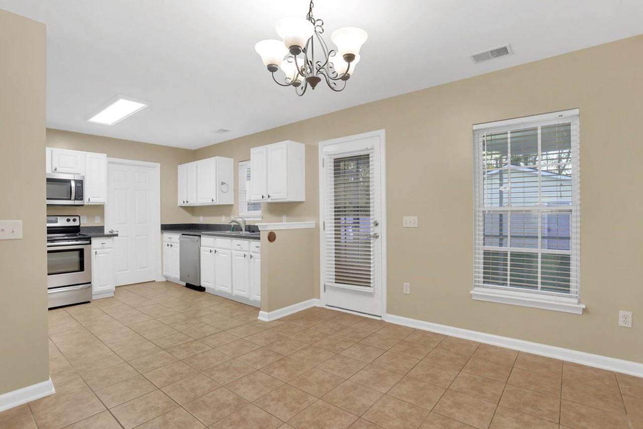 16 Hamilton Grove Dr - Photo 5 of 41