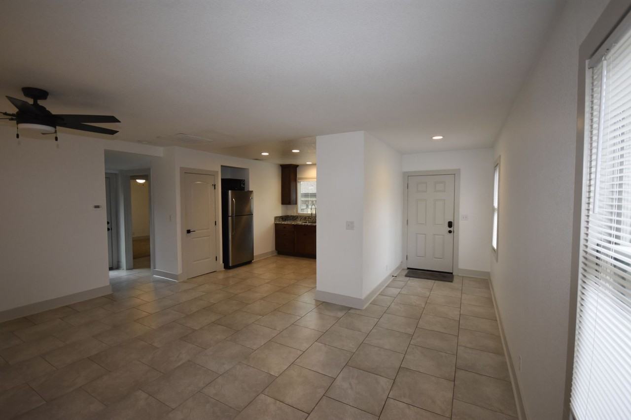 1012 Bidwell St - Photo 3 of 13