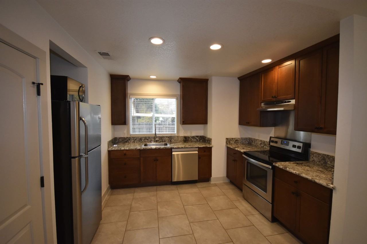 1012 Bidwell St - Photo 5 of 13