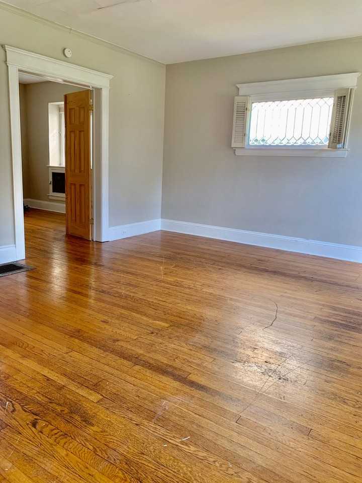 922 Westcott St - Photo 3 of 12