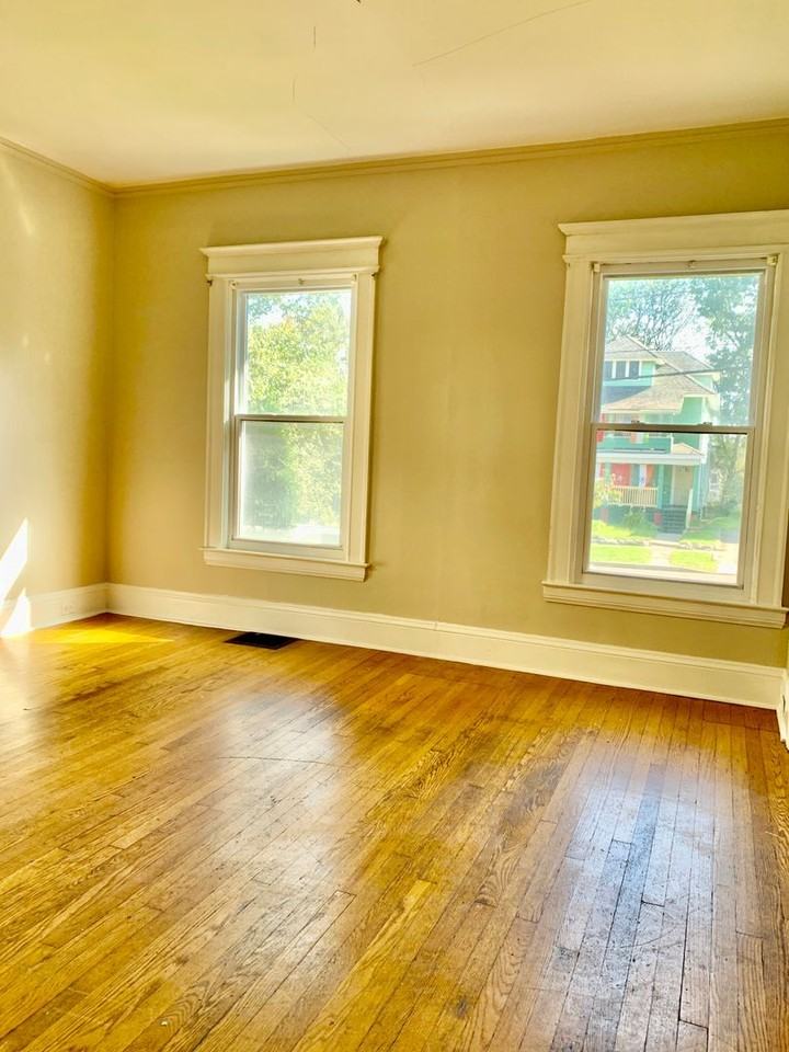 922 Westcott St - Photo 4 of 12