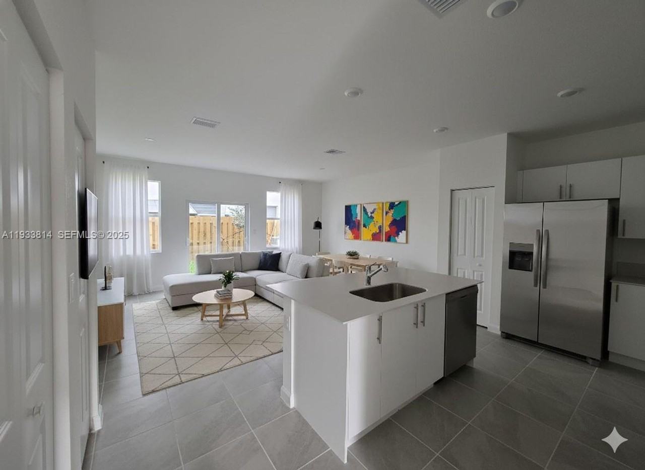 1082 Se 2nd Ter - Photo 2 of 10