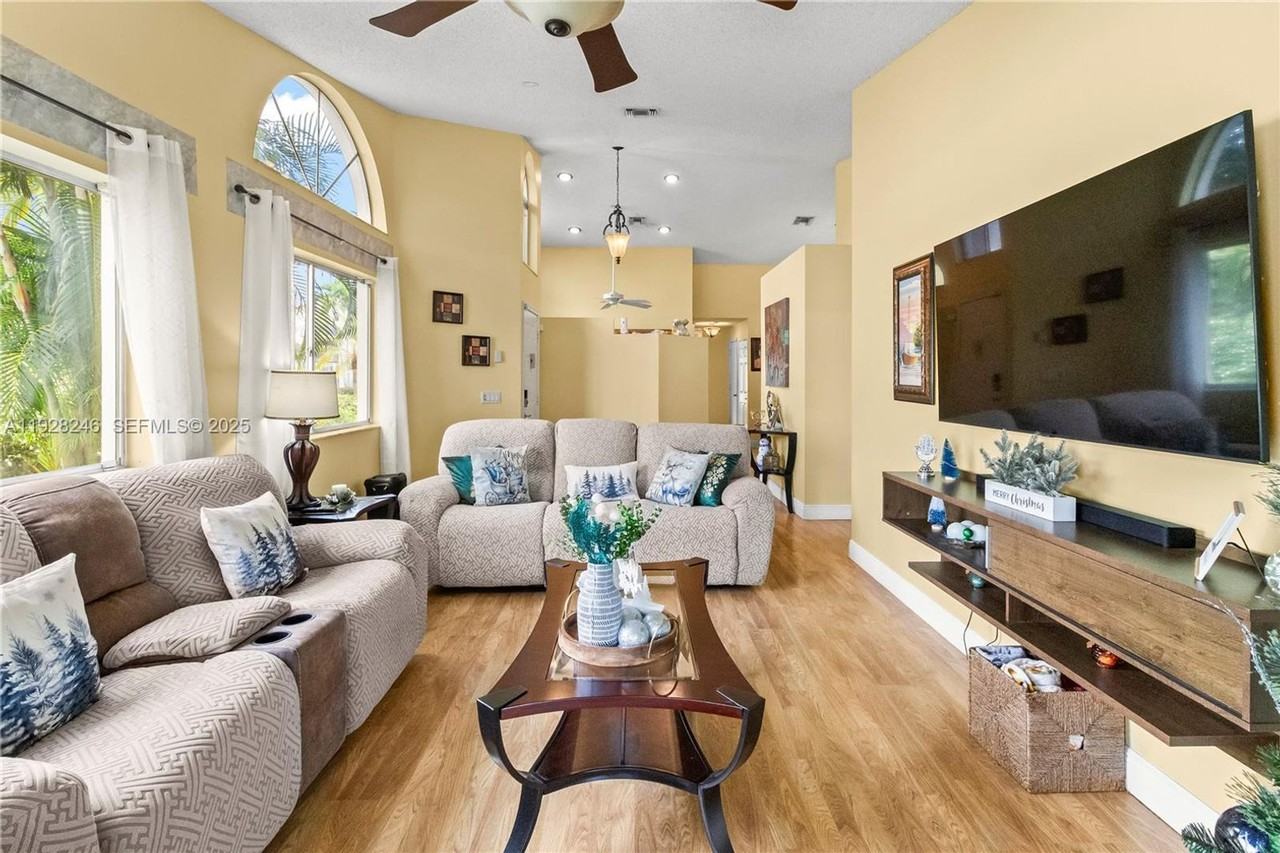 7464 Pinewalk Dr S #18 - Photo 4 of 16