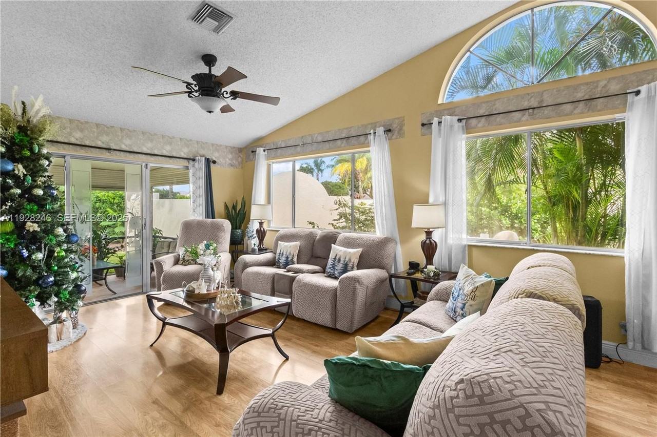 7464 Pinewalk Dr S #18 - Photo 5 of 16