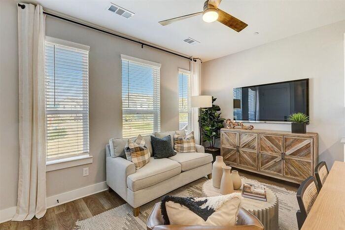 4704 Colosseum Way - Photo 7 of 50