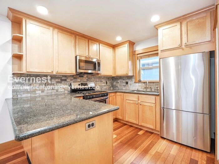 5420 Fauntleroy Way Sw #B - Photo 3 of 26