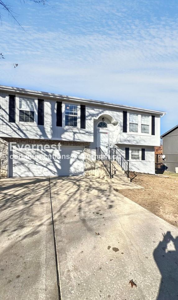 1021 Se Steeple Dr - Photo 2 of 25