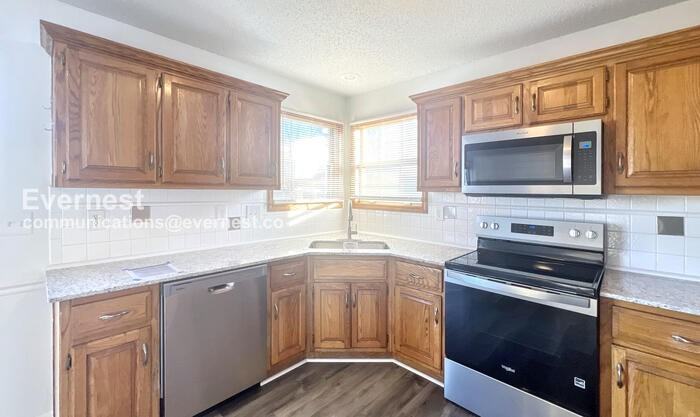 1403 Rolling Dr - Photo 4 of 34