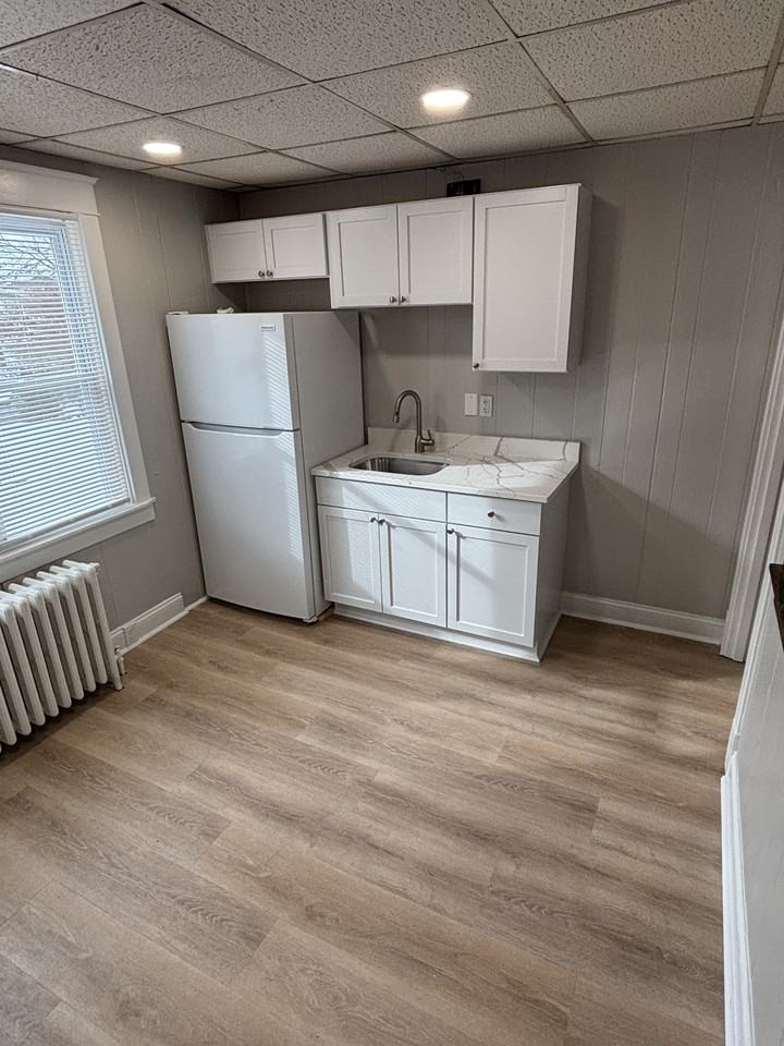 6 1/2 Lorewood Ave #A - Photo 3 of 8