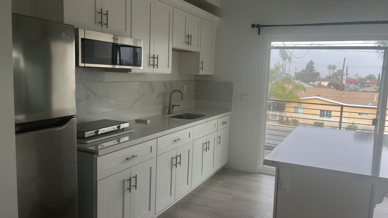 1807 Donax Ave #B - Photo 4 of 9