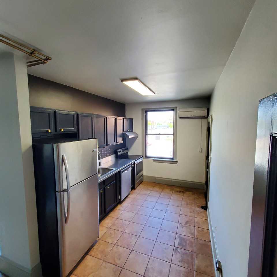 442 William St #2R - Photo 2 of 6