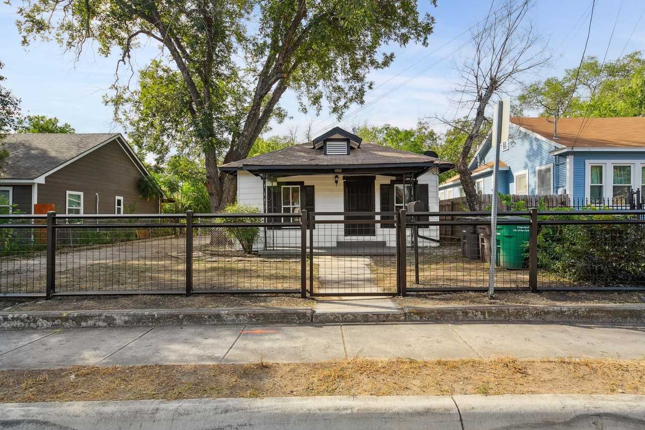 2332 E Houston St - Photo 2 of 12