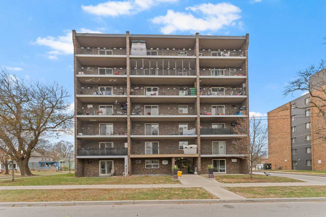 Sun Ray Manor Apartments - Photo 3 of 15