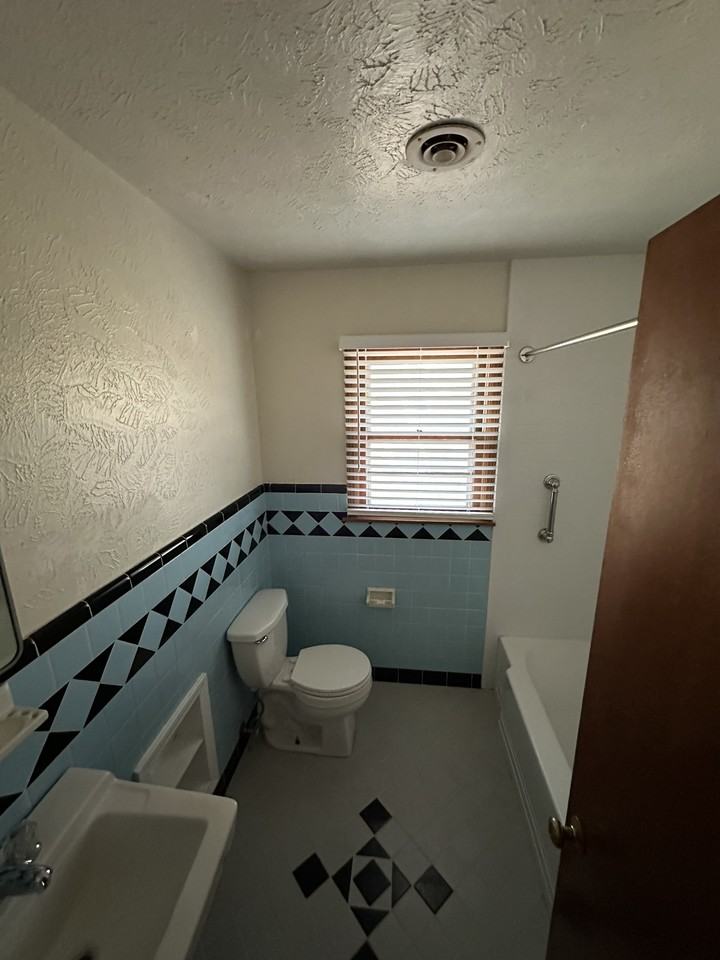 1626 Nw 27th St #1 - Photo 6 of 9