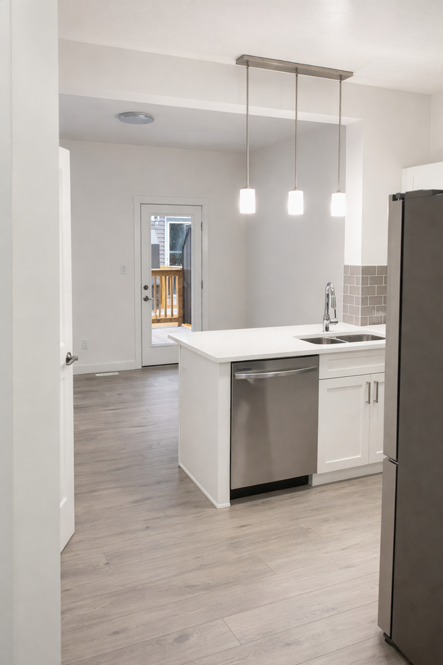 2710 66 St Sw - Photo 3 of 48