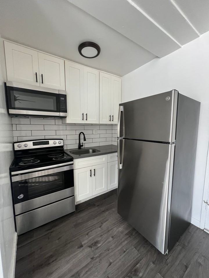 Blake Manor - Photo 2 of 10